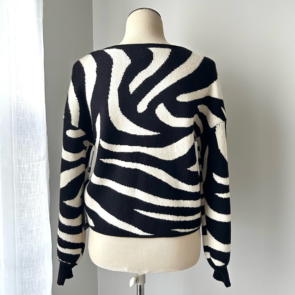 🍒NWT Women’s CYRUS Black/Cream Sweater with Zebra Pattern. Size: Extra Small - Picture 6 of 14